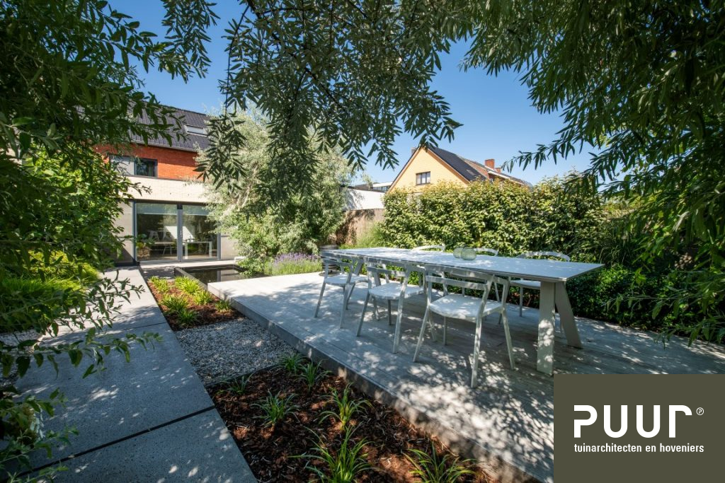 Waarom een tuinarchitect inschakelen? 2 Moderne achtertuin met vijver en grote pui_PUUR Groen