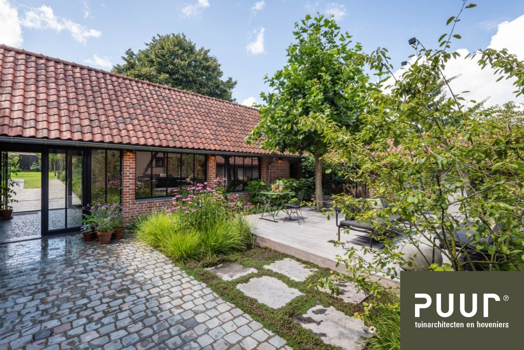 Tuinontwerp 9 Kleine tuin in groene landelijke stijl met terras overkapping_PUUR Groen